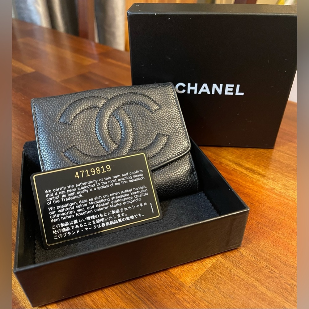 Authentic Chanel vintage timeless bifold wallet caviar compact w/ box & dust cvr